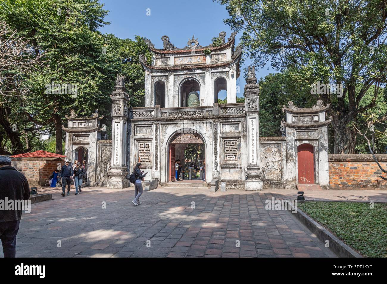 Der Eingang zum Tempel der Literatur in Hanoi, Vietnam. Stockfoto