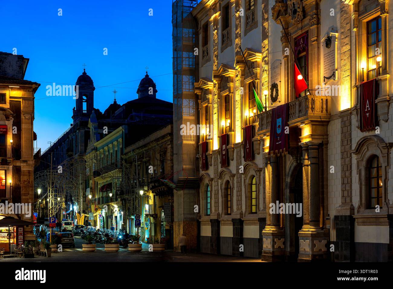 Palazzo degli Elefanti in Catania, Sizilien, Italien bei Dämmerung mit beleuchteter Fassade. Stockfoto