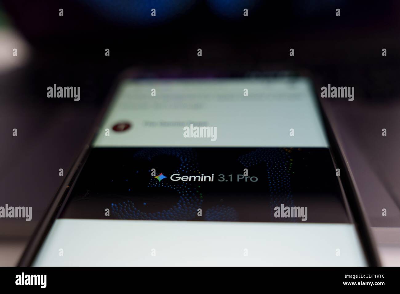 Nahaufnahme der Google Gemini 3,1 Pro-Schnittstelle auf einem Smartphone-Bildschirm, die fortschrittliche multimodale generative künstliche Intelligenz und mobile Cha darstellt Stockfoto