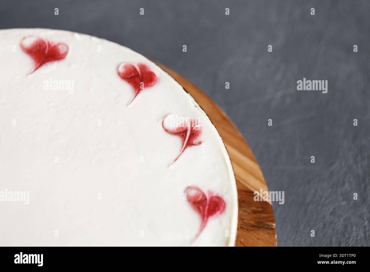 Collage von Dessertkunst mit Herzen und weißer Glasur auf einem Holzbrett bei einer Feier Stockfoto