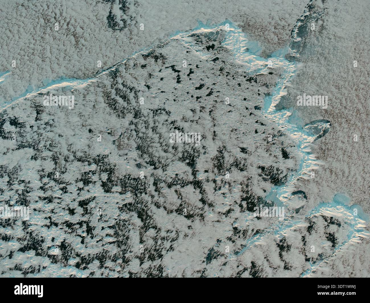 Eiskalte Landschaft, die von einer Drohne über dem Lake Michigan erfasst wurde Stockfoto