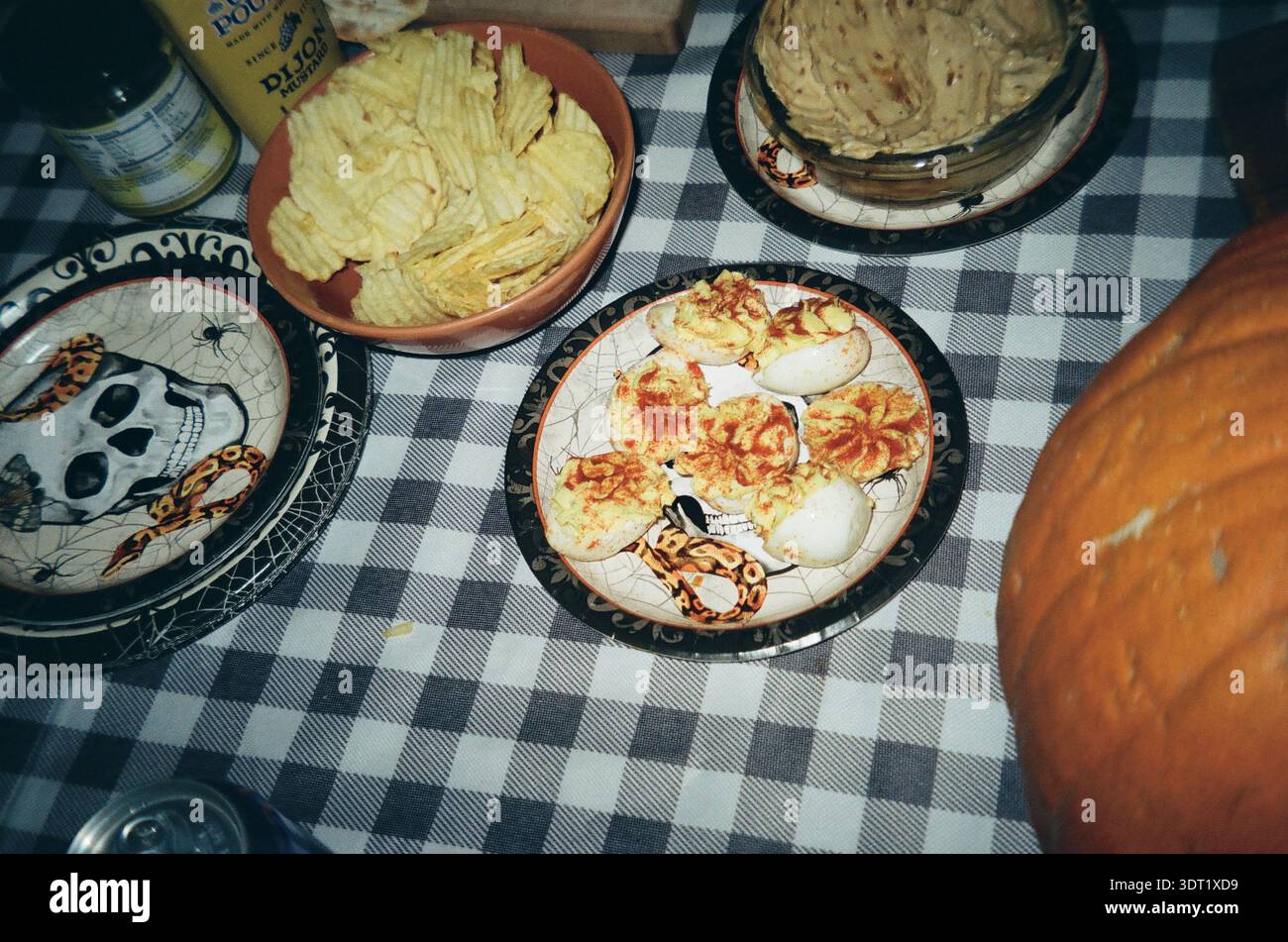 Halloween-Snack-Aufstrich mit teuflischen Eiern und Kürbis Stockfoto