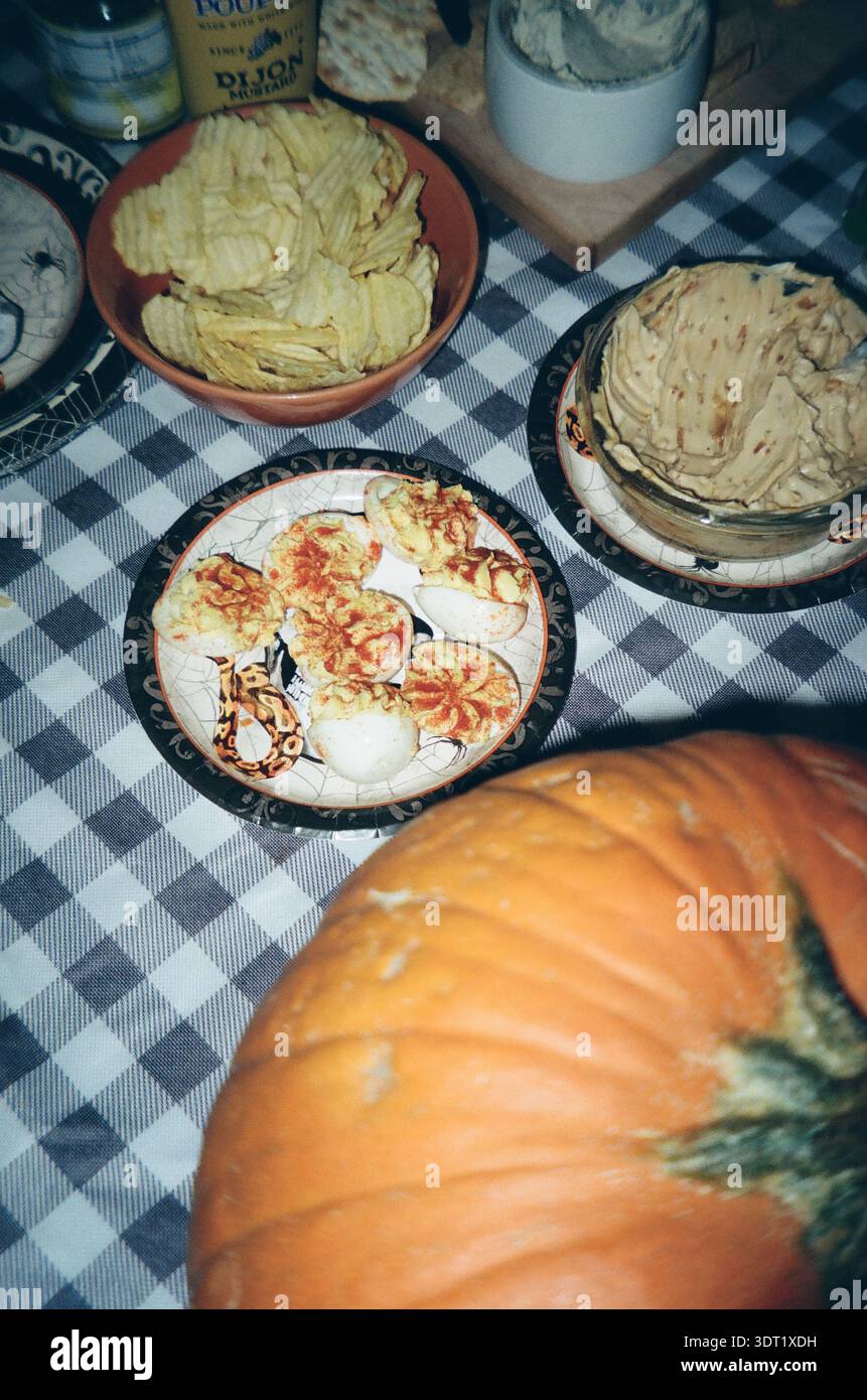 Halloween-Snack-Aufstrich mit teuflischen Eiern und Kürbis Stockfoto