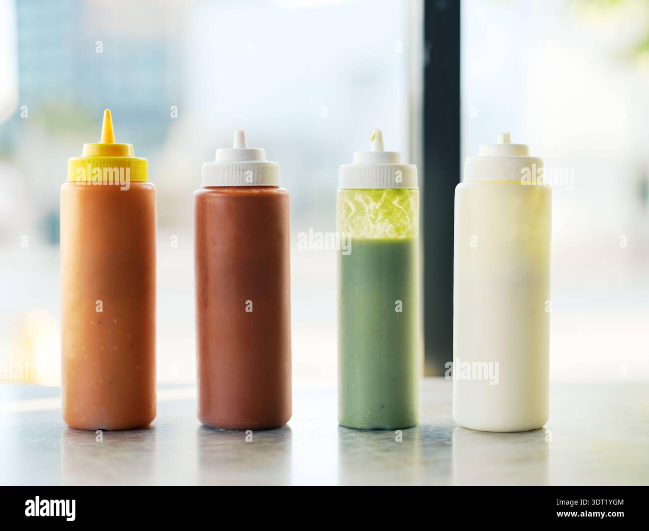 Vier Flaschen mit verschiedenen Taco Salsas und Saucen Stockfoto