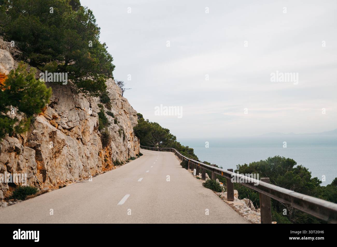 Küstenstraße entlang der Klippen am Cap de Formentor, Mallorca Stockfoto
