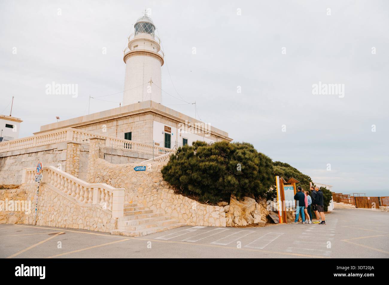Touristen am Leuchtturm Far de Formentor, Mallorca Stockfoto