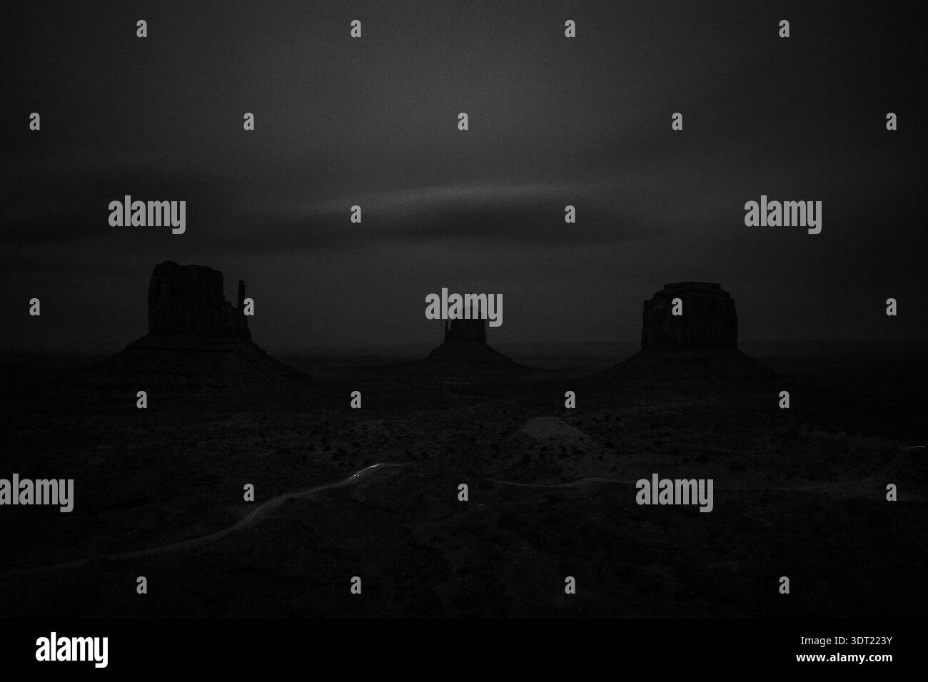 Abendliche Schwarzweiß-Langzeitbelichtung des Monument Valley Stockfoto