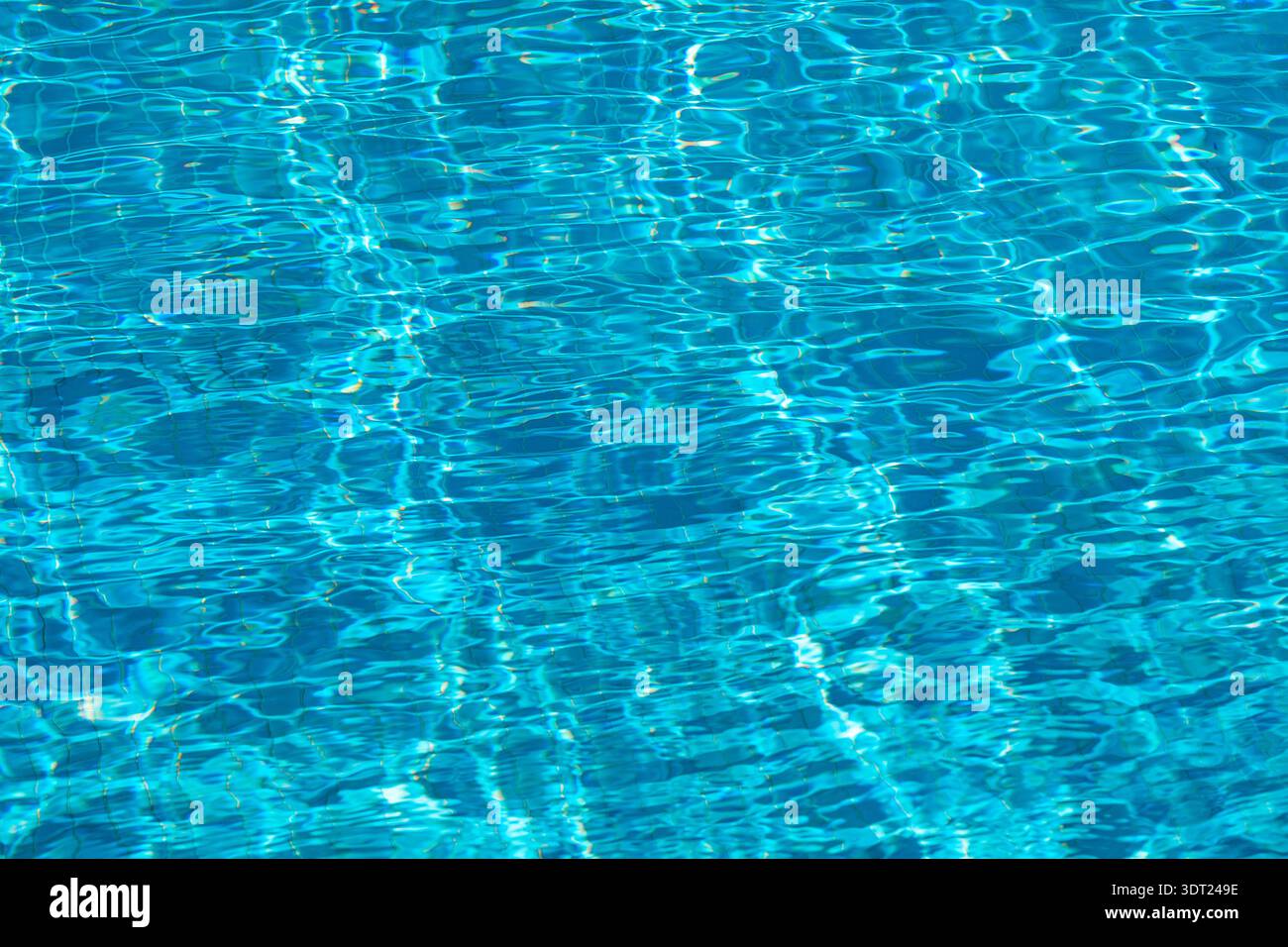 Lebendig blaue Wasseroberfläche mit faszinierenden Wellen, die das Sonnenlicht einfangen, schaffen ein hypnotisches Muster, das Gefühle der Ruhe und natürlichen B weckt Stockfoto