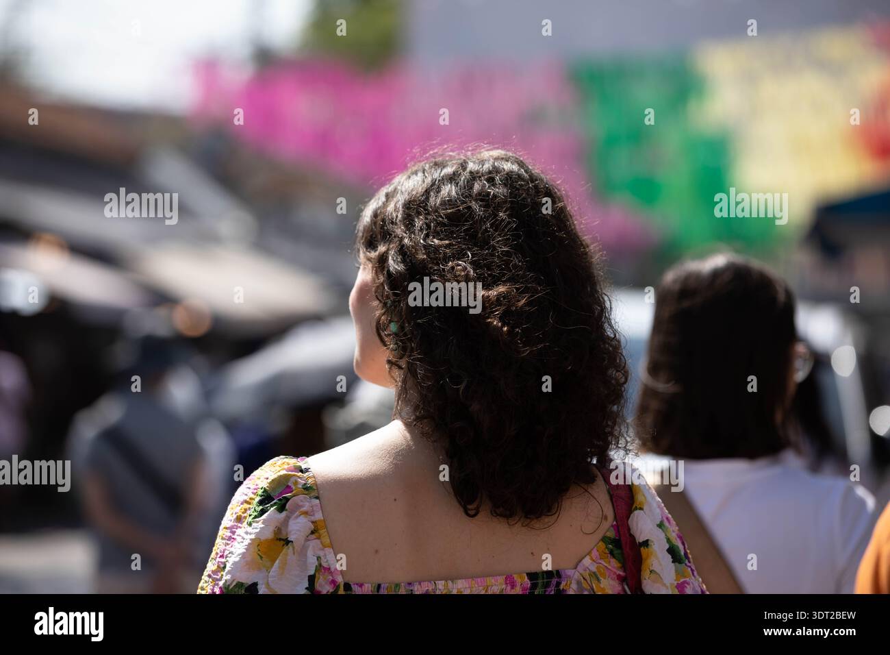 Frau, die auf dem Markt im Freien unterwegs ist, Schulter Haut- und Haarstruktur, Rückansicht, auf dem Chatuchak Markt. Stockfoto