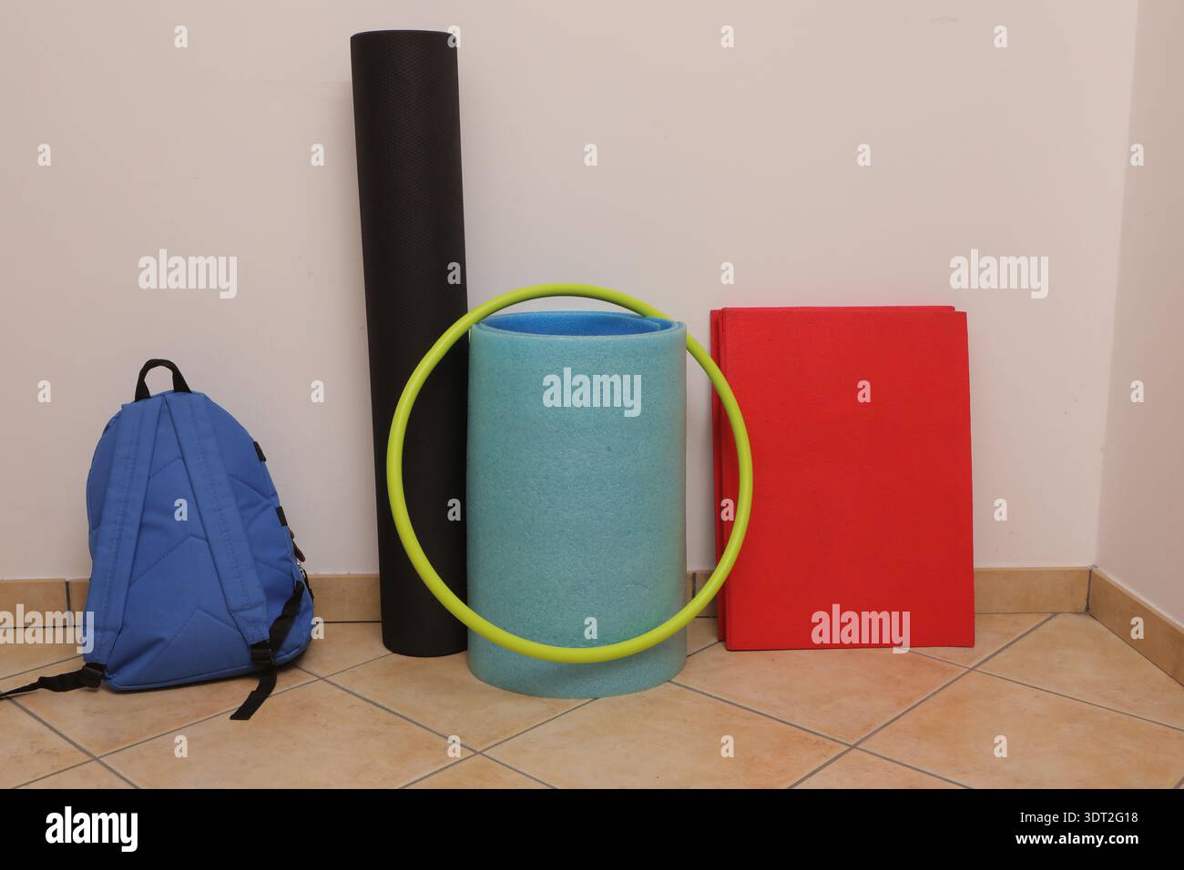 Turnmatte, Schaumstoffrolle, Hula Hoop und Rucksack mit Trainingsgegenständen Stockfoto