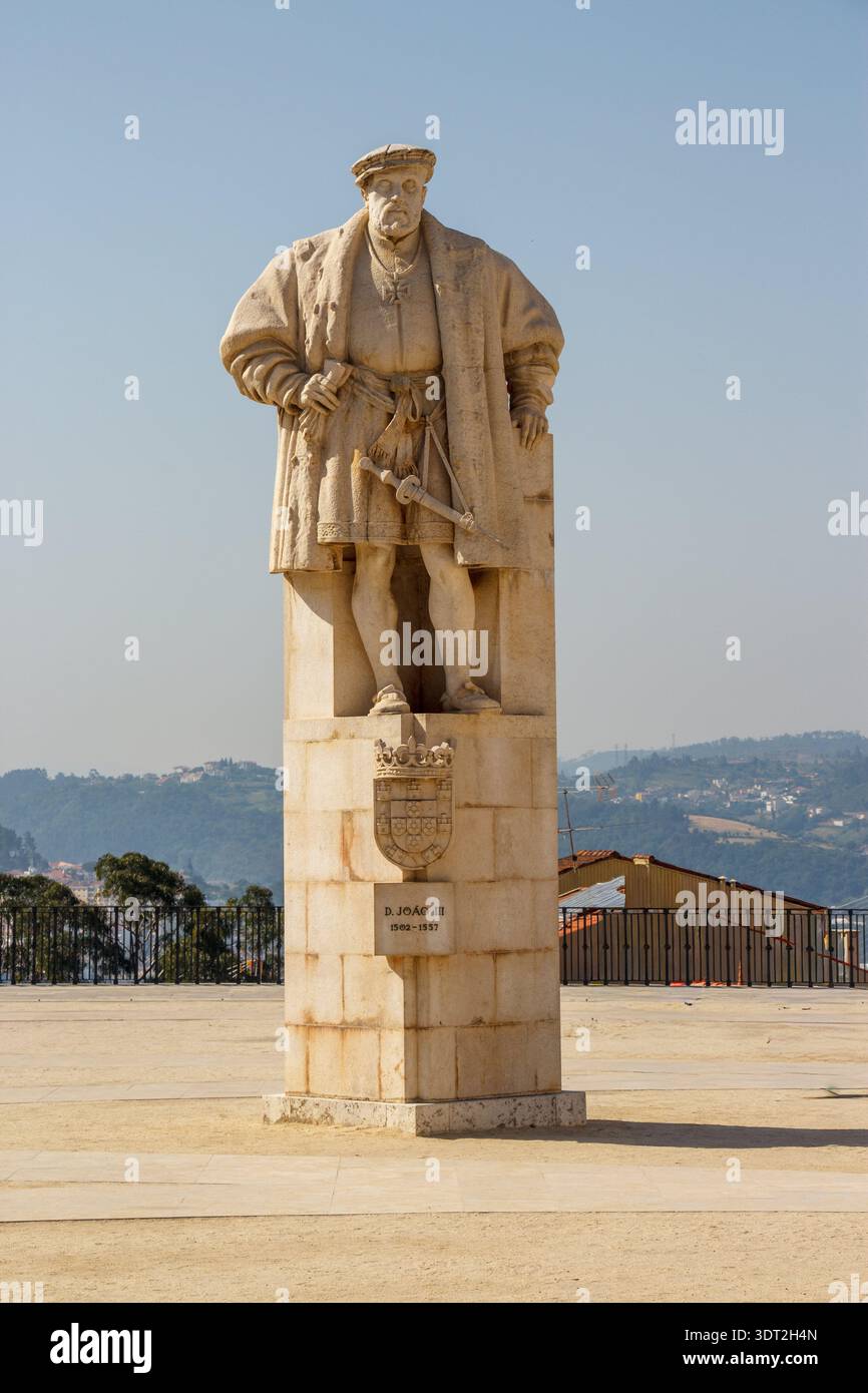 Das Denkmal Dom Joao III am Paco das Escolas, einem hohen Teil der Stadt und der Universität von Coimbra, Portugal Stockfoto