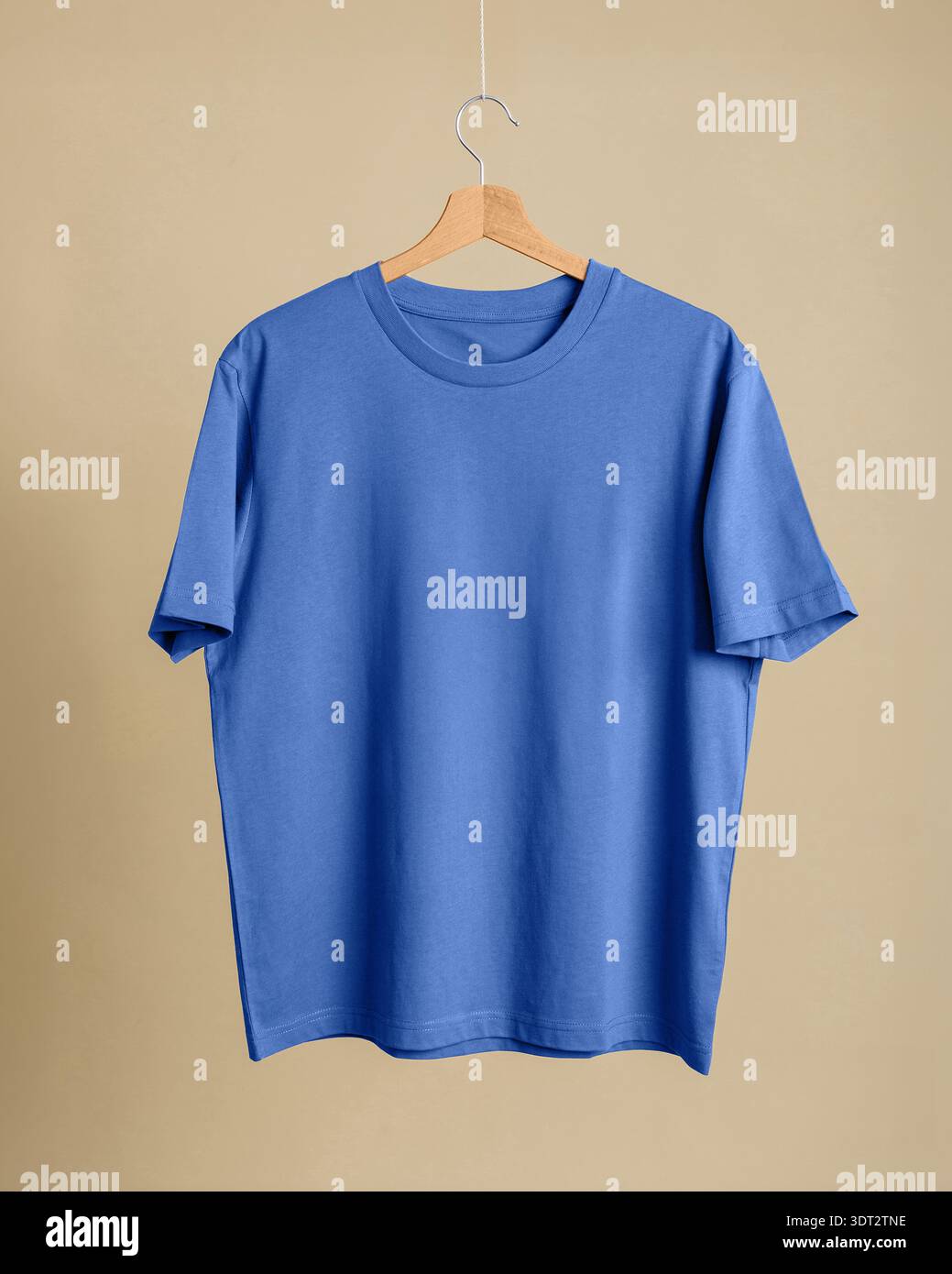 Kobaltblaues T-Shirt auf Kleiderbügel, kobaltbeige Holzpalette, Mockup-Online-Shop für Bekleidung, Textur aus Baumwolle, modischer Hintergrund Stockfoto