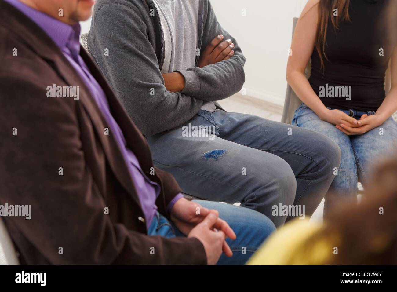 Gruppendiskussion in einem Besprechungsbereich mit Teilnehmern, die während einer Aktivität an einem Gespräch teilnehmen Stockfoto