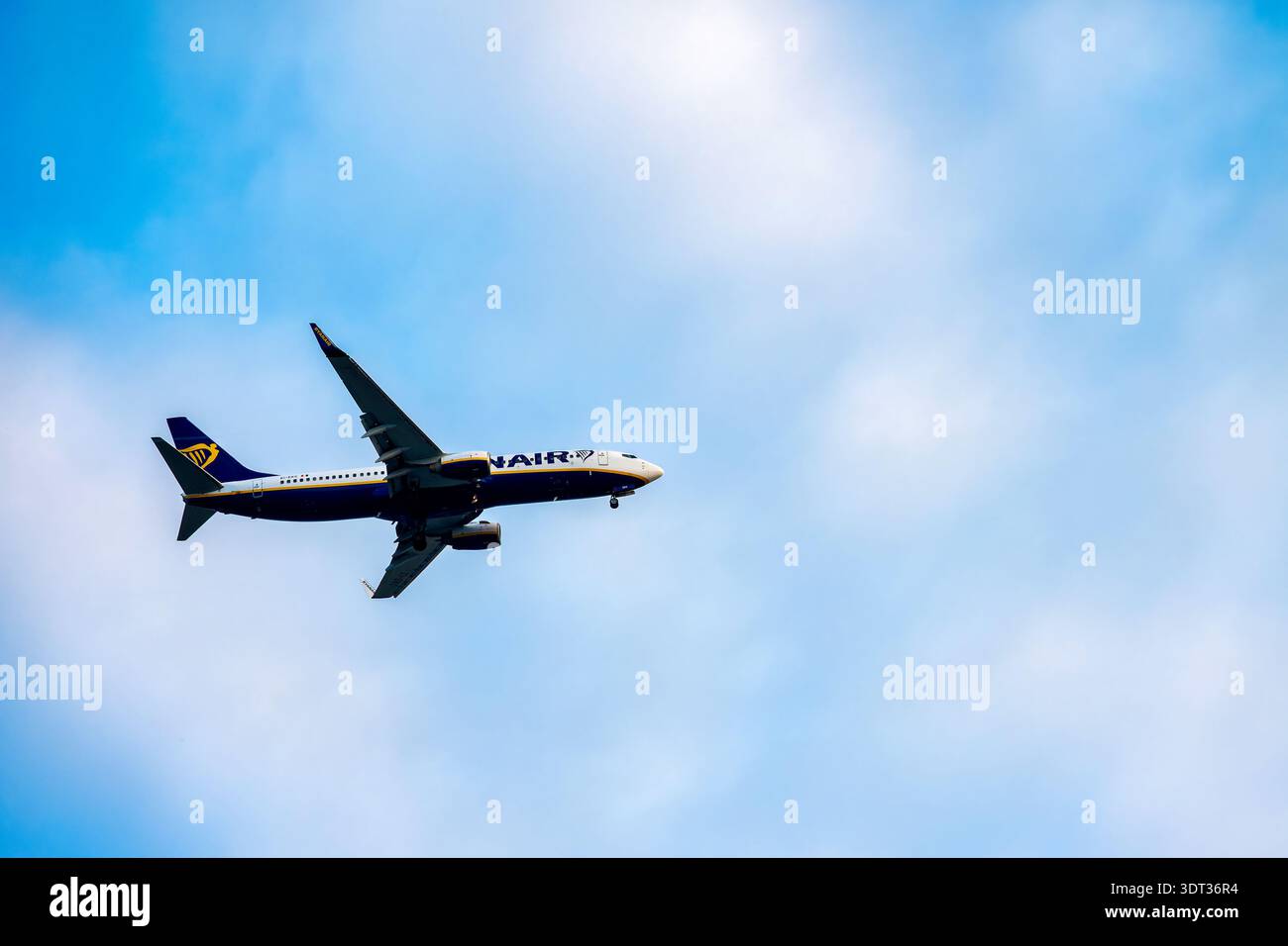 Ryanair Boeing 737 Flugzeug im Flug gegen blauen Himmel, Italien. Stockfoto