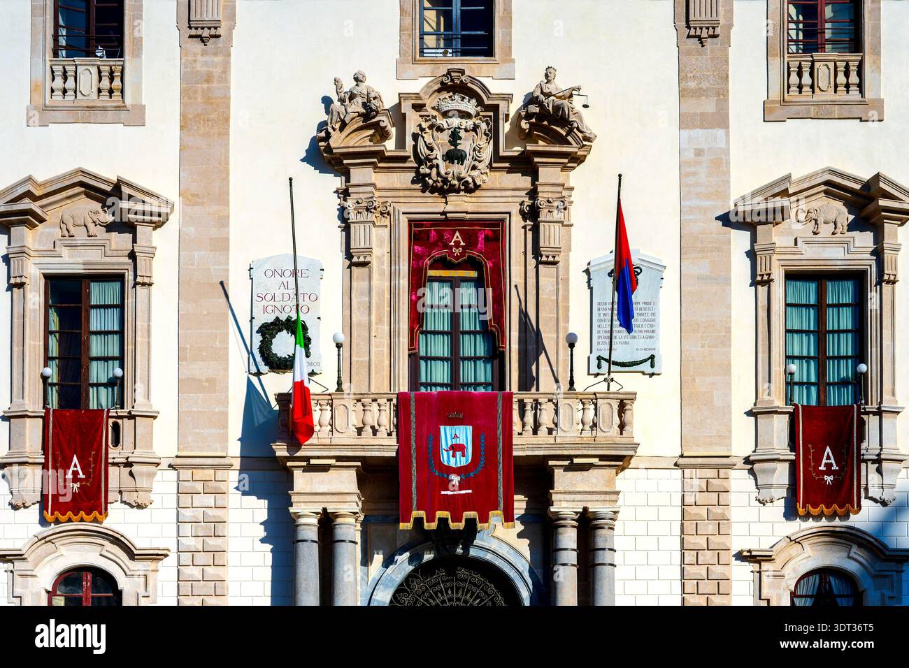 Zentraler Balkon des Palazzo degli Elefanti mit bürgerlichen Bannern in Catania, Sizilien, Italien. Stockfoto