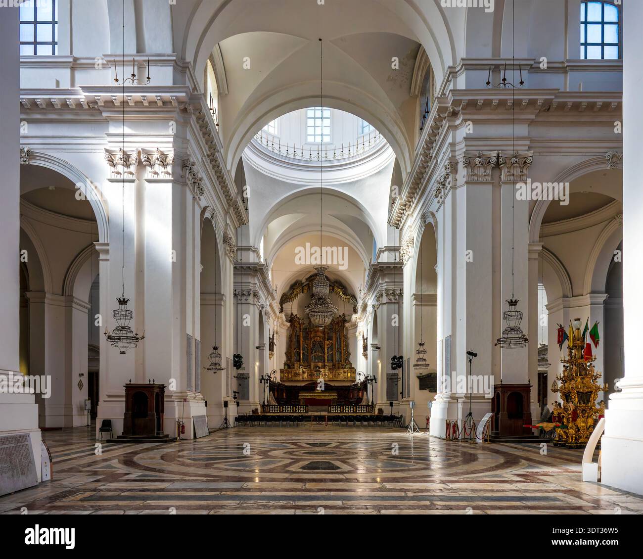 Zentrales Schiff der San Nicolò l’Arena in Catania, Sizilien, Italien. Monumentale barocke Innenausstattung mit hohen Bögen und Hauptaltar in der Apsis. Stockfoto