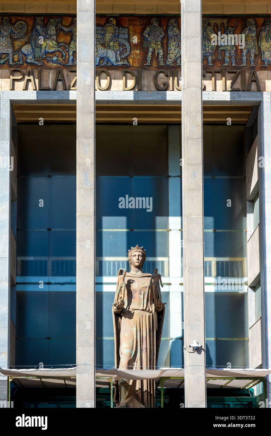 Fassade des Palazzo di Giustizia in Catania, Italien, mit zentraler Bronzestatue der Gerechtigkeit von Mimì Maria Lazzaro und Keramikfries, entworfen von Fra Stockfoto