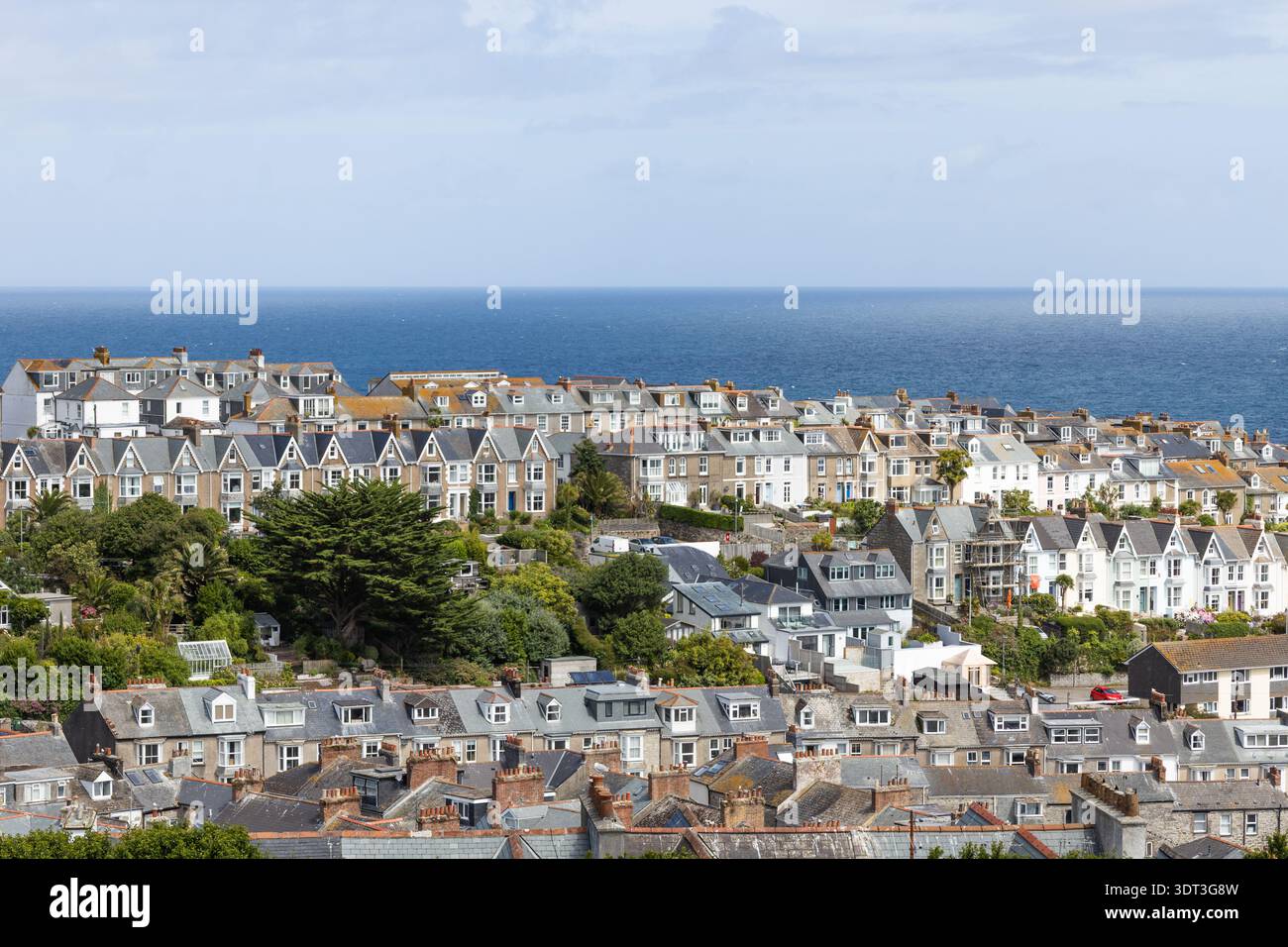 Panoramablick auf die Dächer von St. Ives und das Keltische Meer Stockfoto