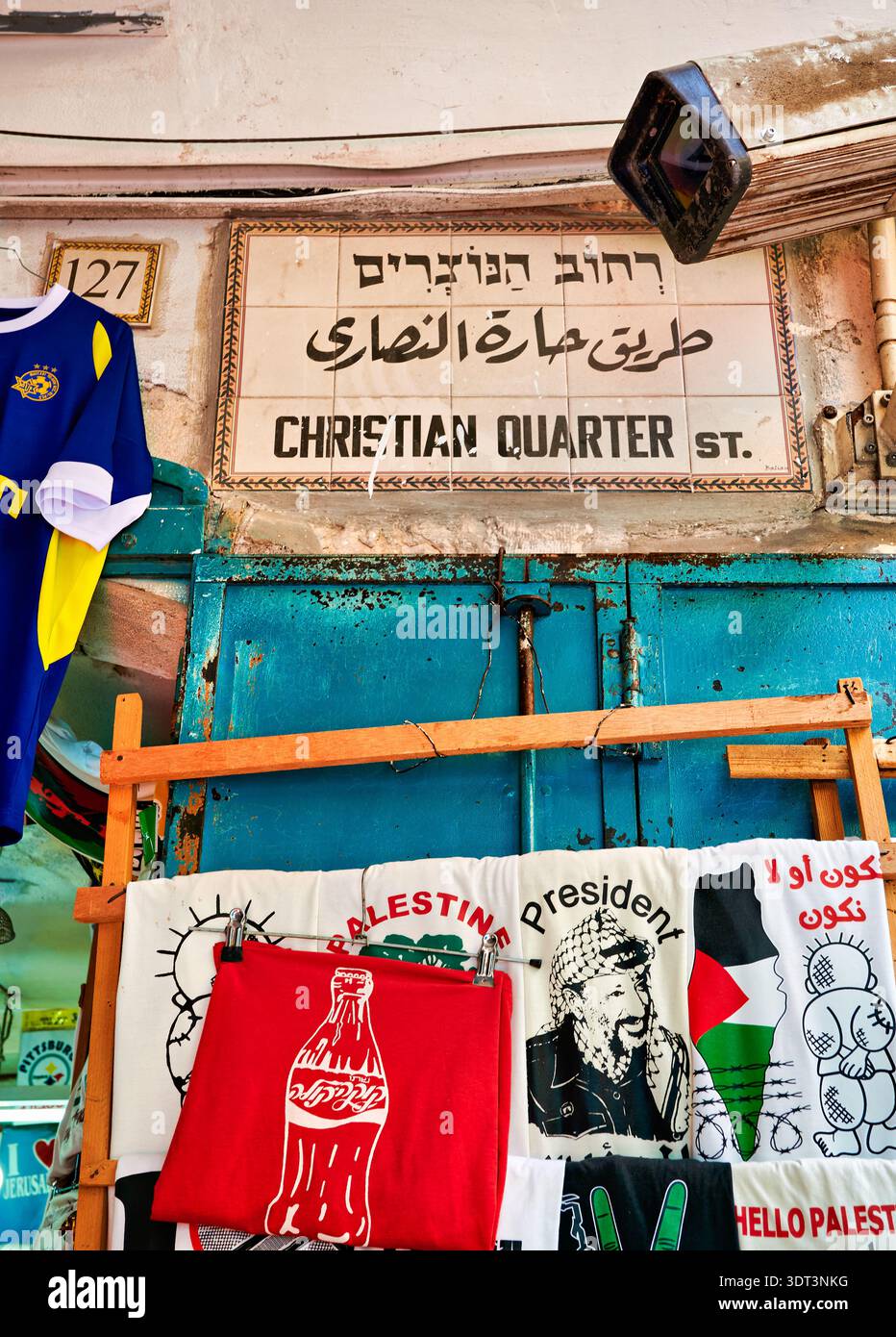 Die Geschäfte im christlichen Viertel von Jerusalem zeigen verschiedene Gegenstände. Das Straßenschild zeigt den Namen des Gebiets in verschiedenen Sprachen an. Stockfoto