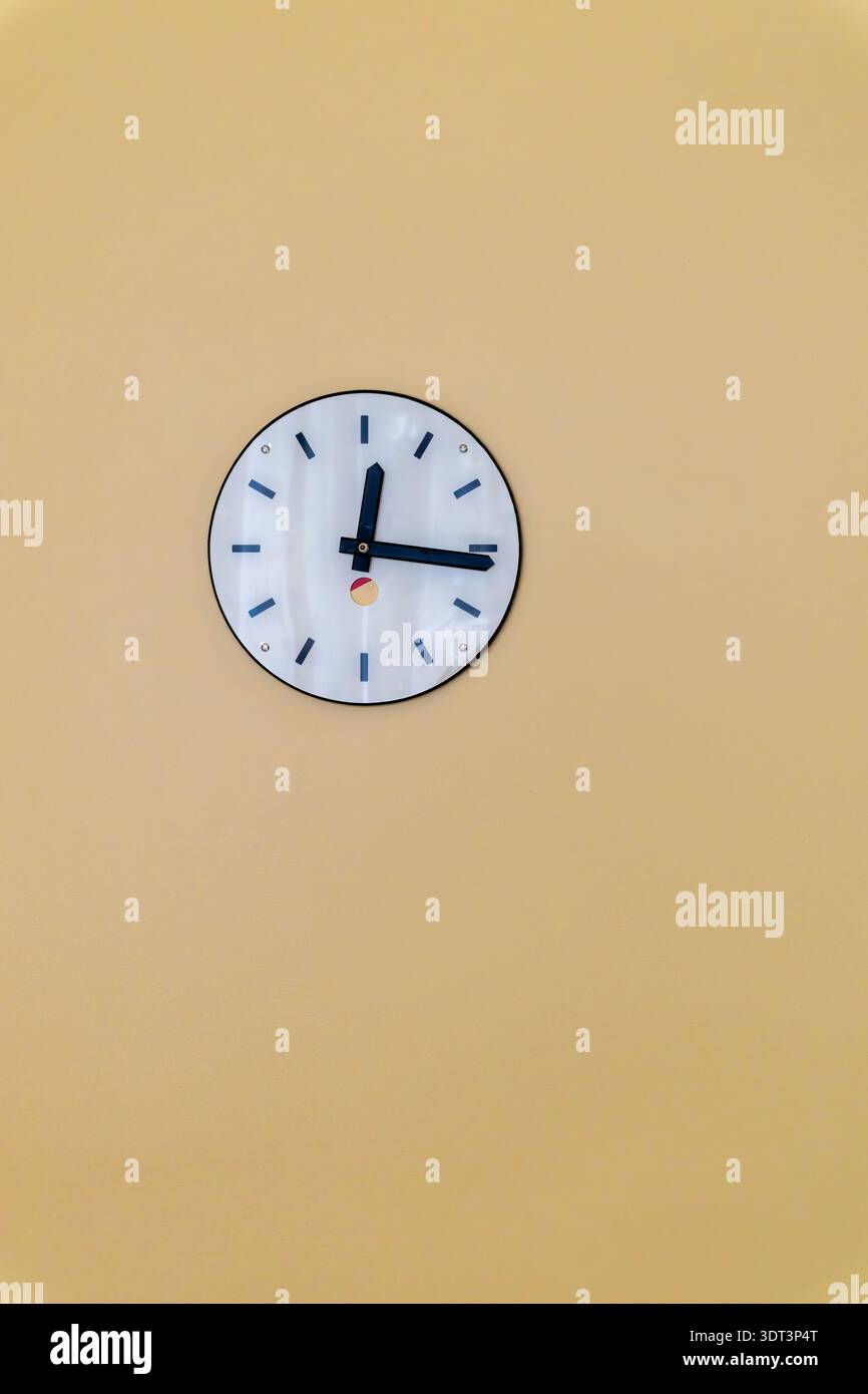 Atemberaubend schlichte schwarz-weiße Uhr im Sonneveld House, Rotterdam, aus den 1930er Jahren im funktionalistischen Stil von Brinkman en Van der Vlugt. Stockfoto