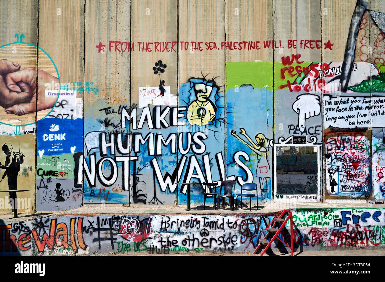 Ein Wandbild mit Graffiti zeigt Botschaften über die Freiheit in der Nähe der Trennwand in Bethlehem, die Kunstwerke und Slogans aus der Gemeinschaft zeigen. Stockfoto