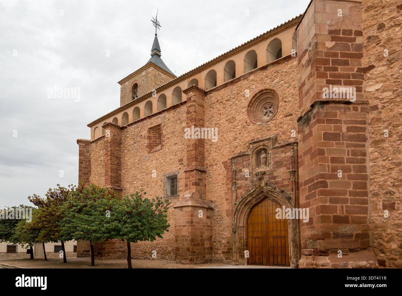 Iglesia de Santiago el Mayor in Membrilla ist ein bedeutendes religiöses Denkmal, dessen Wurzeln wahrscheinlich mit dem Einfluss des Ordens von Santiago in der Regie verbunden sind Stockfoto