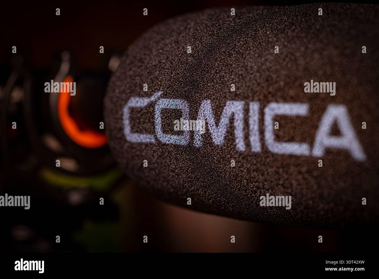 Nahaufnahme eines Mikrofons der Marke Comica, das für Audioaufnahmen und Videoproduktionen verwendet wird Stockfoto