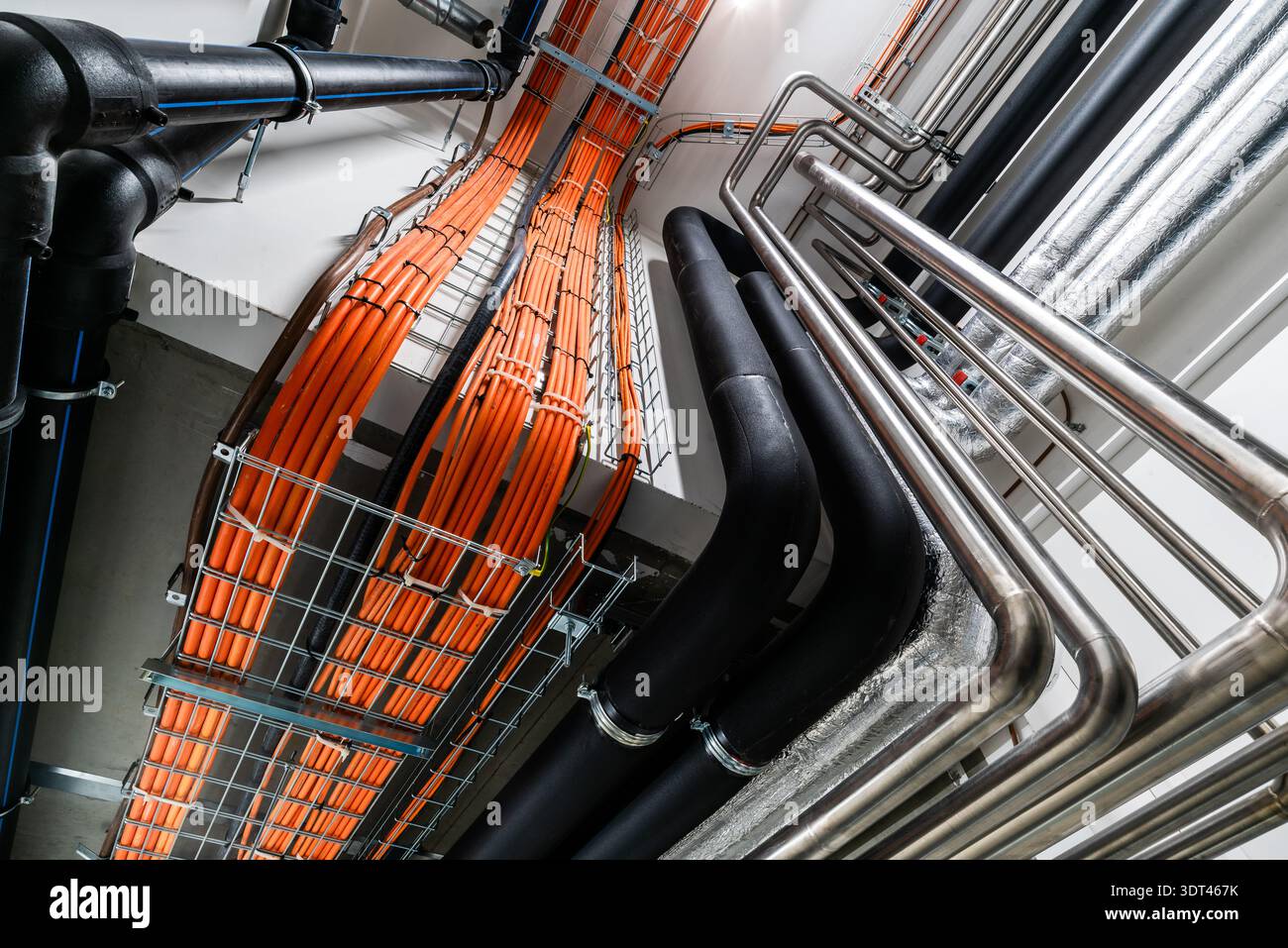 Industrielle Kabeltrassen mit organisierter elektrischer Verkabelung Stockfoto