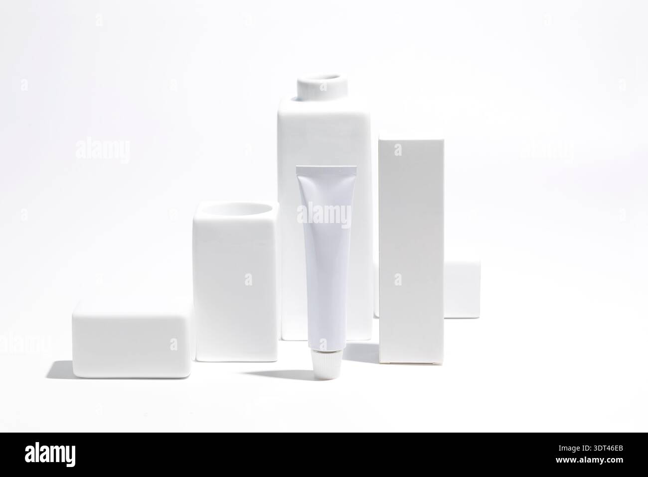 Modell einer weißen Box und Tube Creme oder Salbe, Parapharmazie-Produkt, Vorderansicht, weißer Hintergrund Stockfoto