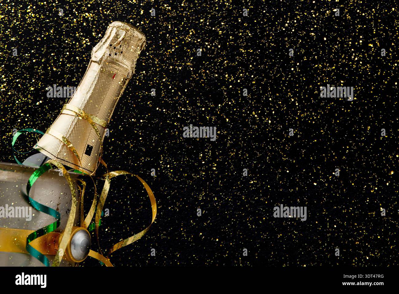 Feierliche Collage mit Champagner und goldenem Glitzer während einer festlichen Veranstaltung Stockfoto