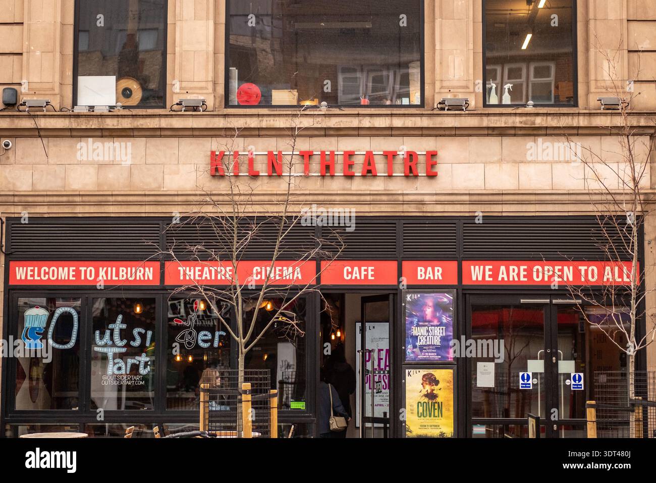 LONDON – 8. DEZEMBER 2025: Kilburn High Road NW6 – Außenansicht des Kiln Theatre, Independent Theatre Cinema Cafe Bar, multikultureller Community Arts Hub Stockfoto
