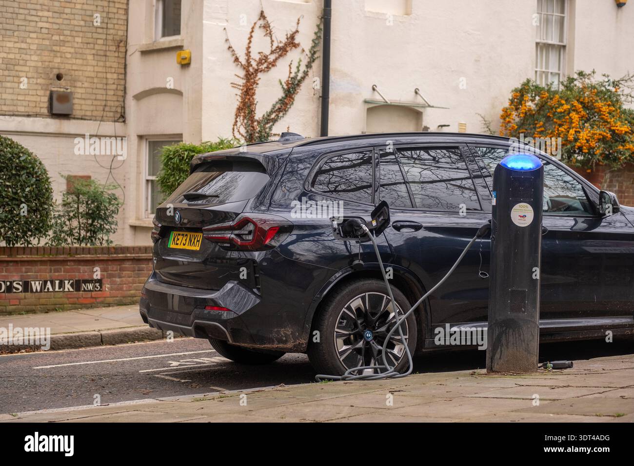 LONDON – 15. DEZEMBER 2025: Hampstead NW3 – BMW iX EV Charging am Pod Point Station Stockfoto
