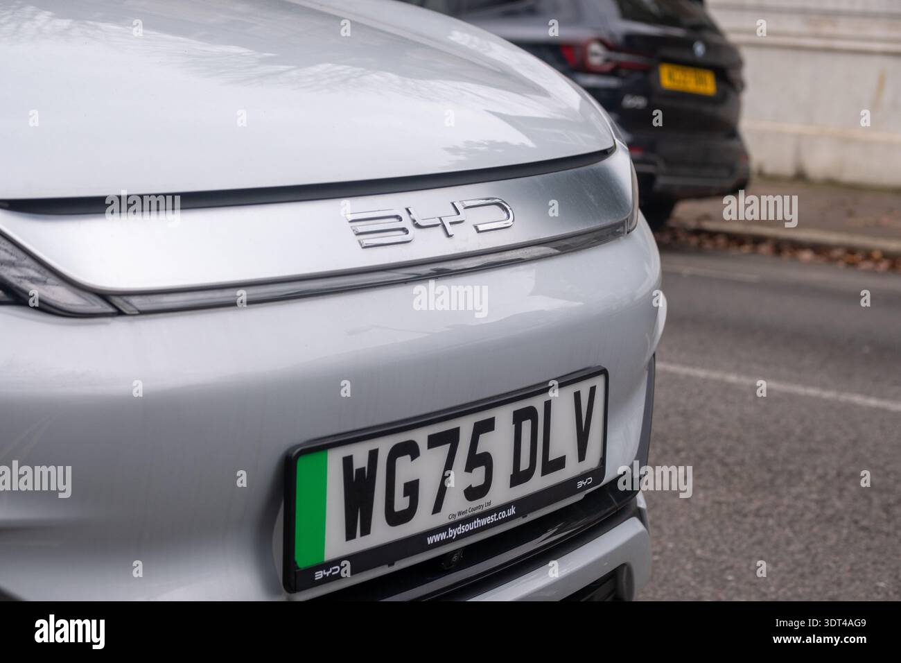 LONDON – 15. DEZEMBER 2025: Logo des BYD-Elektroautos mit Motorhaube in Nahaufnahme des städtischen Parkplatzes Stockfoto