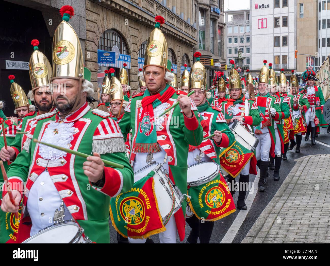 Die Band des Altstädter Kölner Karnevalskorps marschierte bei der Eröffnung der Karnevalsfeste in der Kölner Weiberfastnacht durch die Kölner Innenstadt Stockfoto