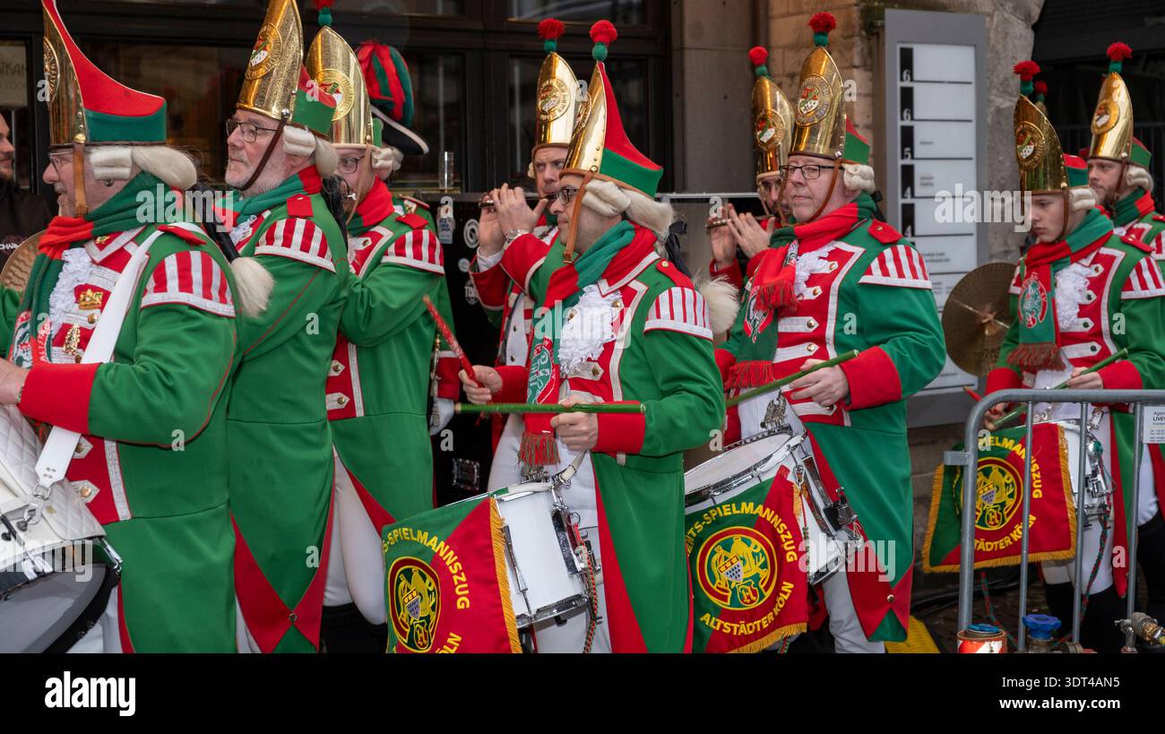 Die Band des Altstädter Kölner Karnevalskorps marschierte bei der Eröffnung der Karnevalsfeste in der Kölner Weiberfastnacht durch die Kölner Innenstadt Stockfoto