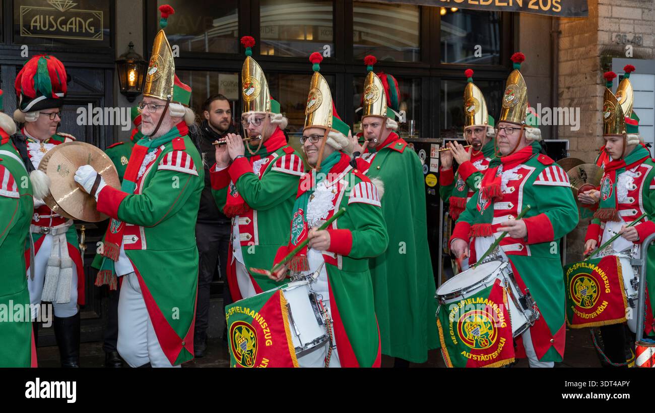 Die Band des Altstädter Kölner Karnevalskorps marschierte bei der Eröffnung der Karnevalsfeste in der Kölner Weiberfastnacht durch die Kölner Innenstadt Stockfoto
