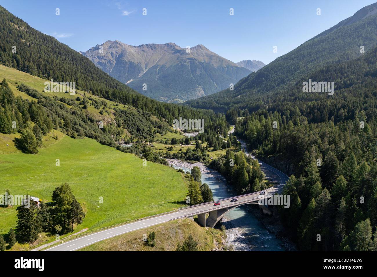 Aus der Vogelperspektive auf das Inn River Valley bei Zernez, ca. nordöstlich in Richtung Zernez neben der Route 27, Schweiz. Stockfoto