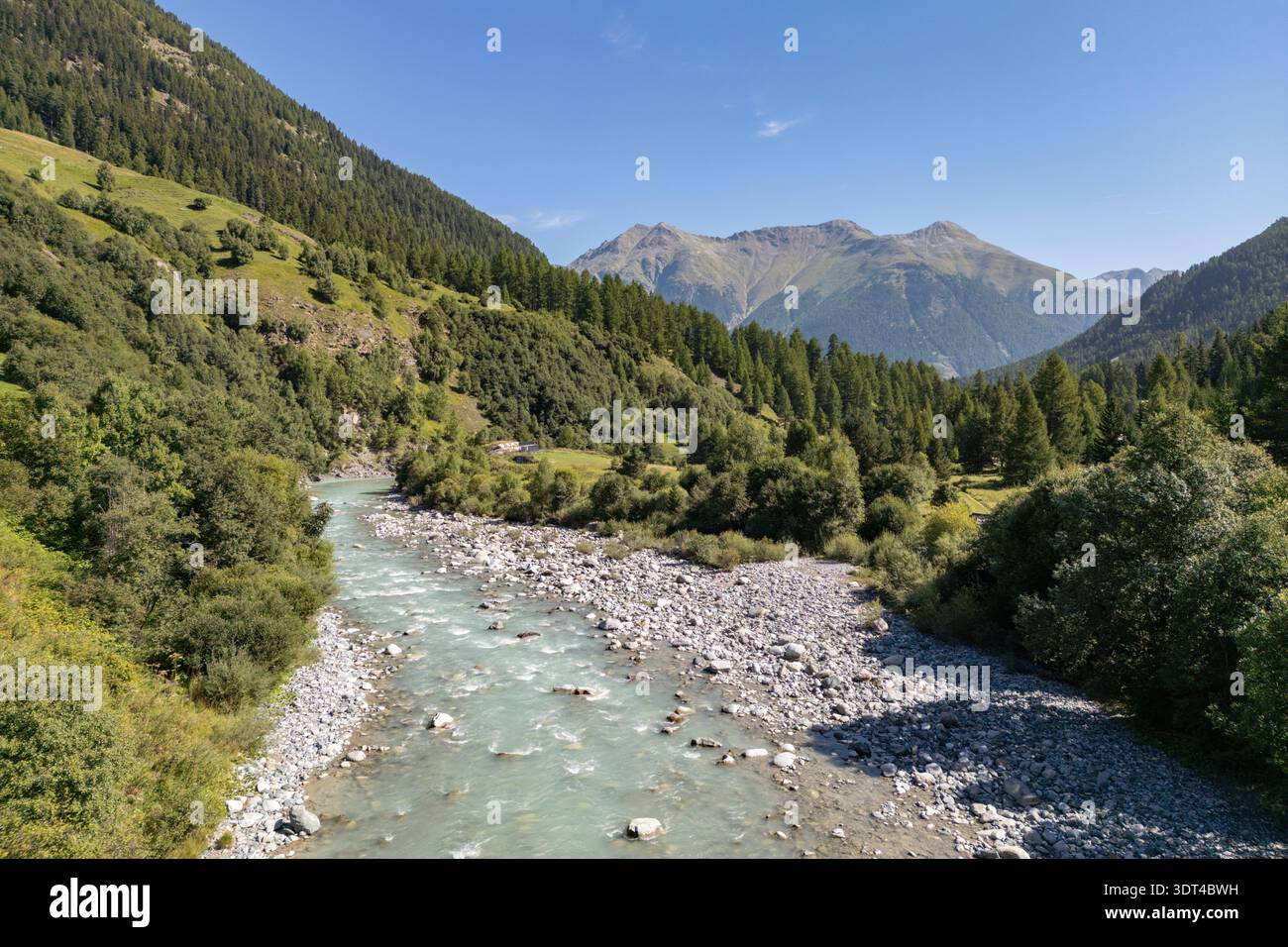 Aus der Vogelperspektive auf das Inn River Valley bei Zernez, ca. nordöstlich in Richtung Zernez neben der Route 27, Schweiz. Stockfoto