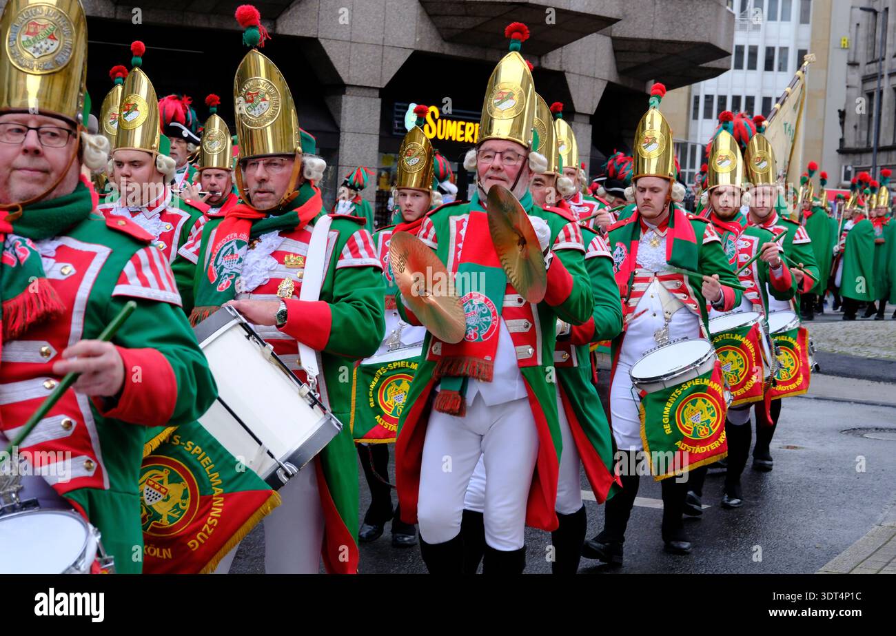 Die Band des Altstädter Kölner Karnevalskorps marschierte bei der Eröffnung der Karnevalsfeste in der Kölner Weiberfastnacht durch die Kölner Innenstadt Stockfoto