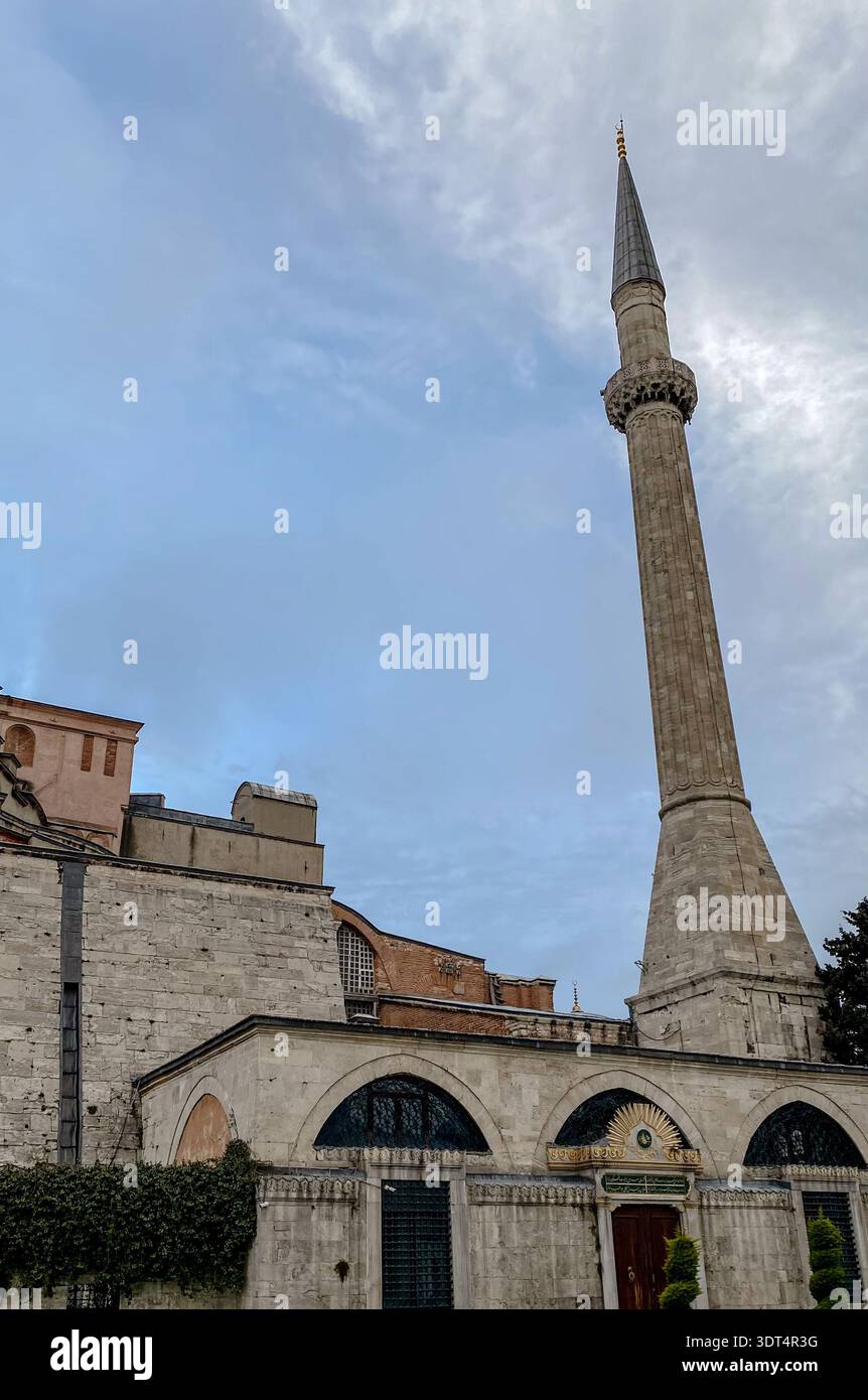Minarett und Fassade des östlichen Gebetsraums der Hagia Sophia mit osmanischer Kalligrafie und einer Tuğra in Sultanahmet, Istanbul, Türkei. Stockfoto