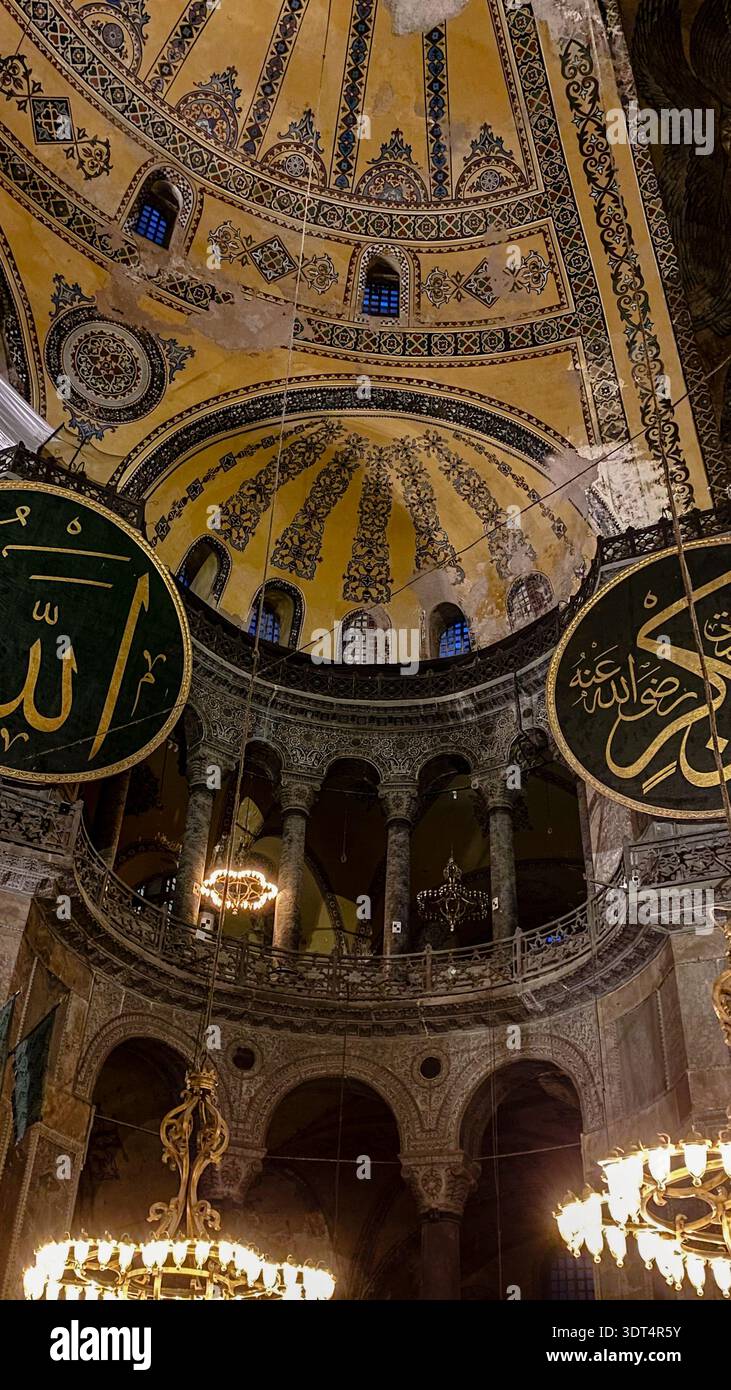 Obere Galerie und verzierter Halbkuppelsaal, eingerahmt von monumentalen osmanischen Kalligrafie-Medaillons in der Hagia Sophia in Istanbul, Türkei. Stockfoto