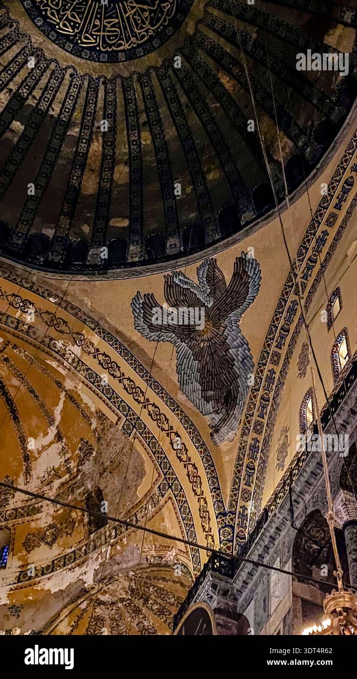 Sechszügeliger Seraph mit einem sternenbedeckten Gesicht auf einem Pendentiv unter der zentralen Kuppel der Hagia Sophia in Istanbul, Türkei. Stockfoto