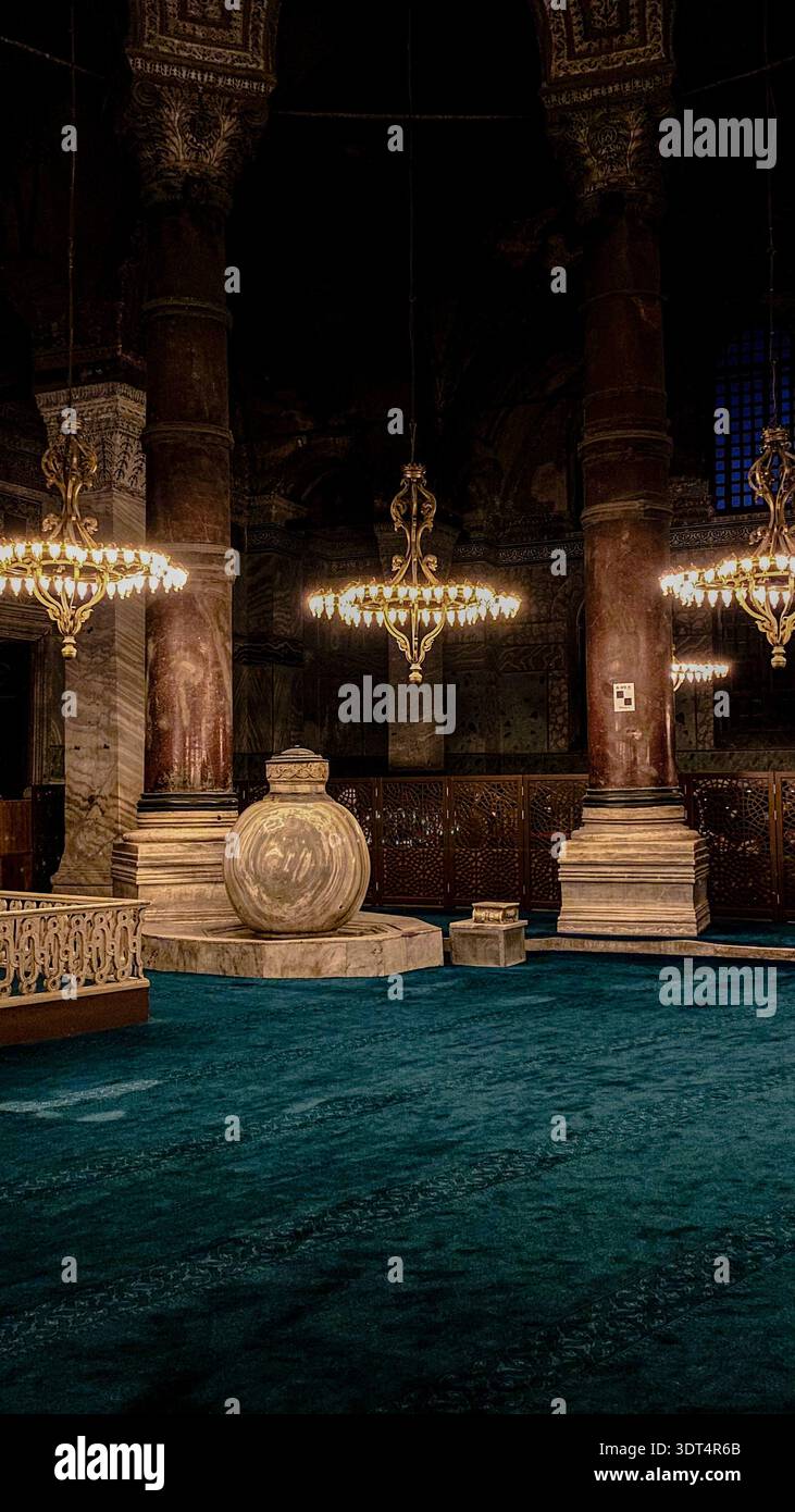 Hellistische Marmor-Lustrationsurne, die von Sultan Murad III. aus Pergamon gebracht und im Erdgeschoss der Hagia Sophia in Istanbul ausgestellt wurde. Stockfoto