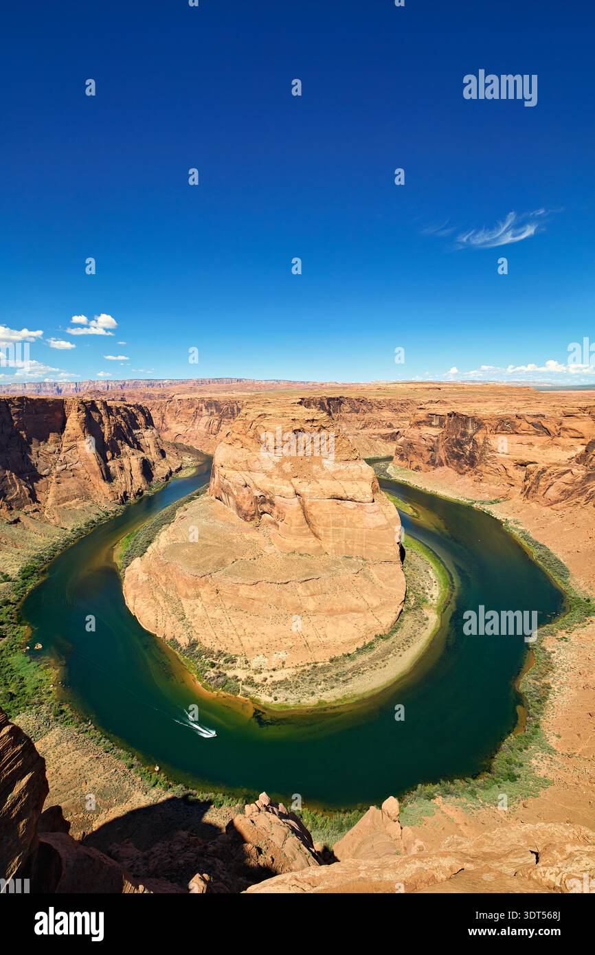 Horseshoe Bend ist eine berühmte Felsformation in den Vereinigten Staaten. Es bietet einen sich windenden Fluss und einen atemberaubenden Blick auf den Canyon unter einem klaren blauen Himmel. Stockfoto