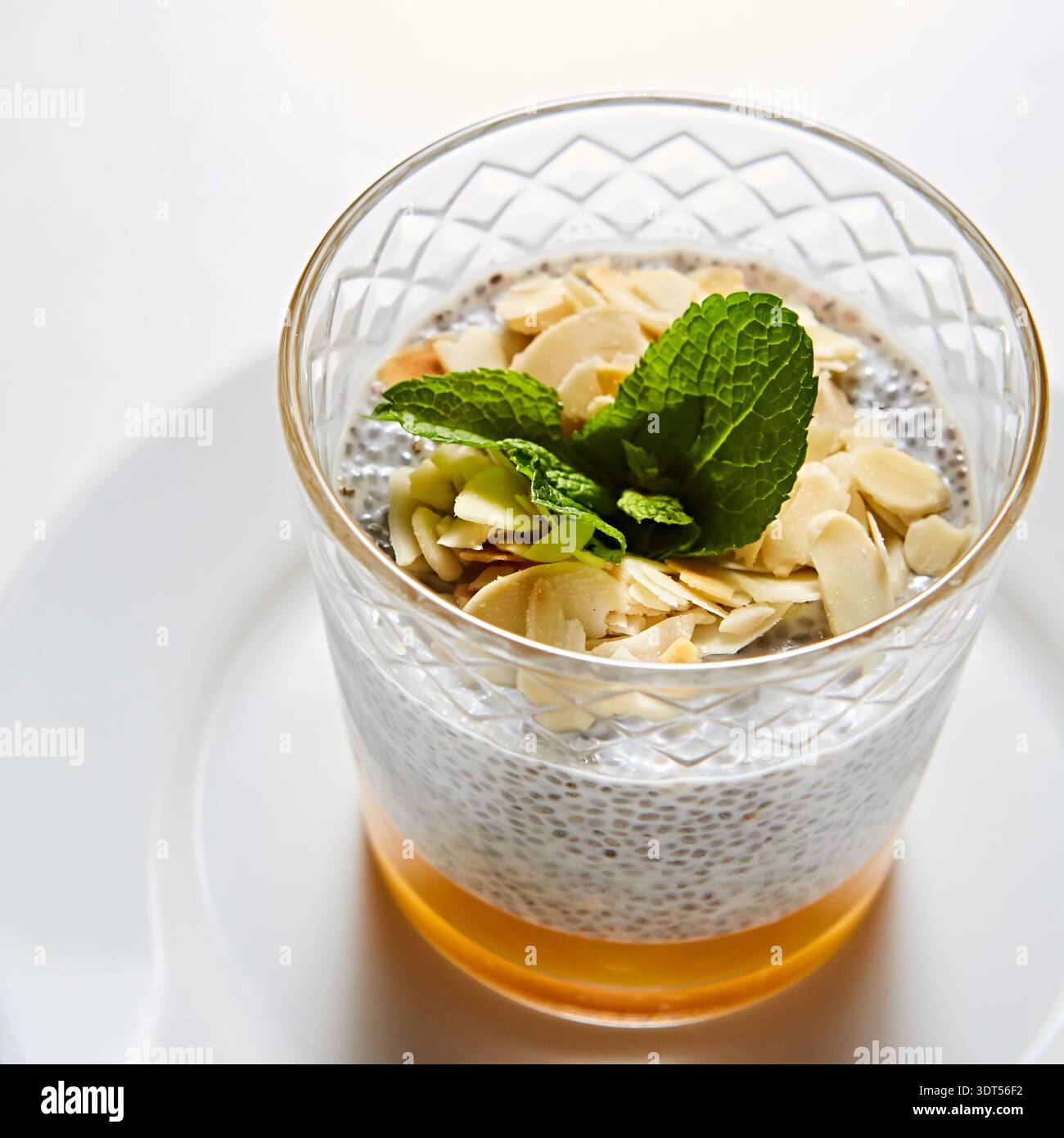 Hausgemachtes Frühstücksparfait mit mehrschichtigem Chiasamenpudding und Mangopüree Stockfoto