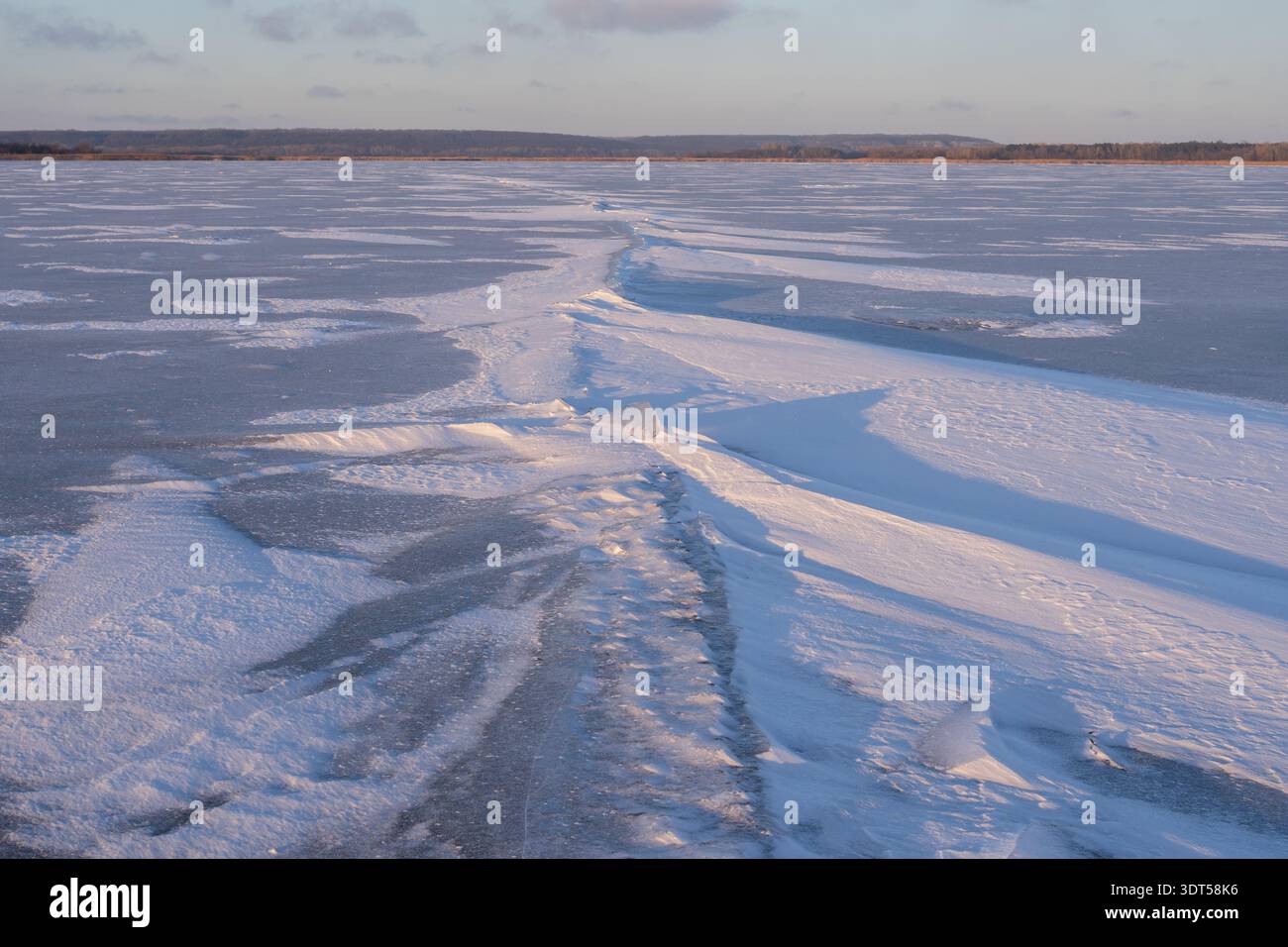 Winter gefrorene Flussoberfläche mit Riss und Kamm. Natürliche Landschaft mit kaltem Klima. Stockfoto