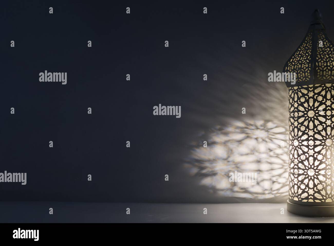 Ramadan-Laterne, die komplizierte islamische Musterschatten wirft Stockfoto