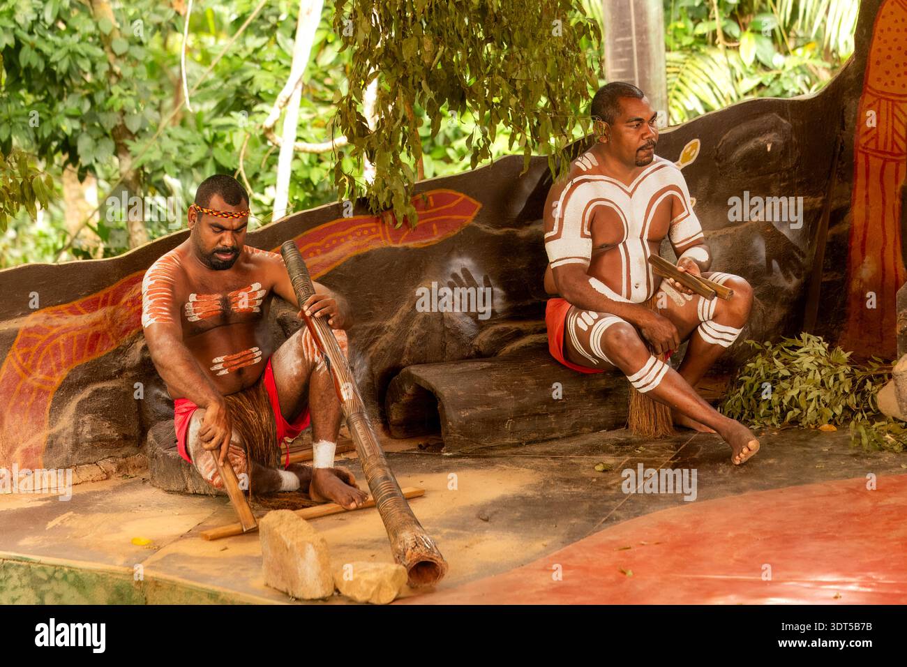 Queensland, Australien - 3. November 2018: Traditioneller Ausdruck, Erwachsene indigene Männer mit Körperfarbe spielen Didgeridoo auf offener Bühne. Für Stockfoto