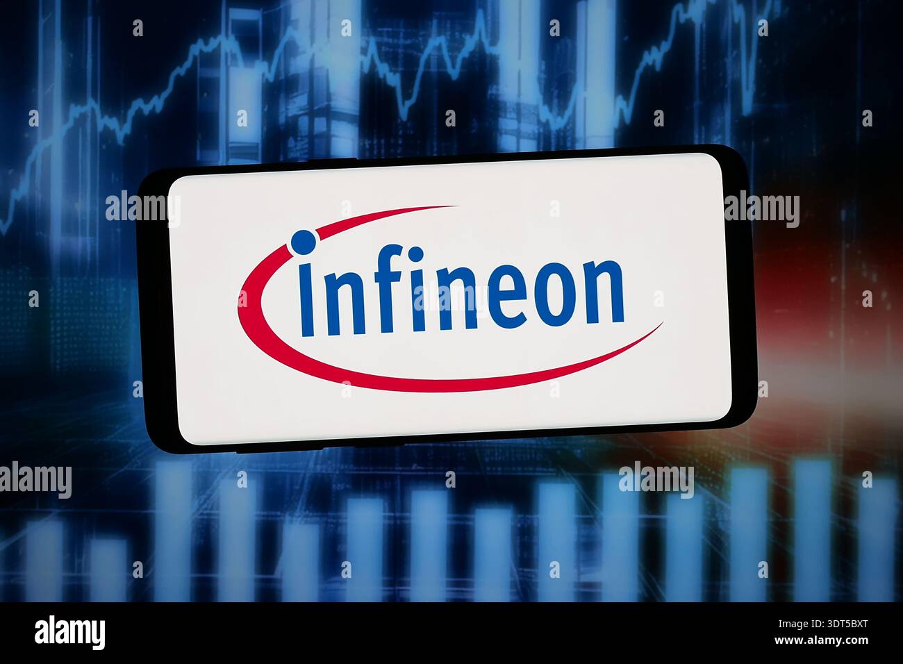 Stuttgart, Deutschland - 02.12.2026: In dieser Fotoabbildung ist das Logo der deutschen Infineon Technologies AG auf einem Smartphone zu sehen Stockfoto