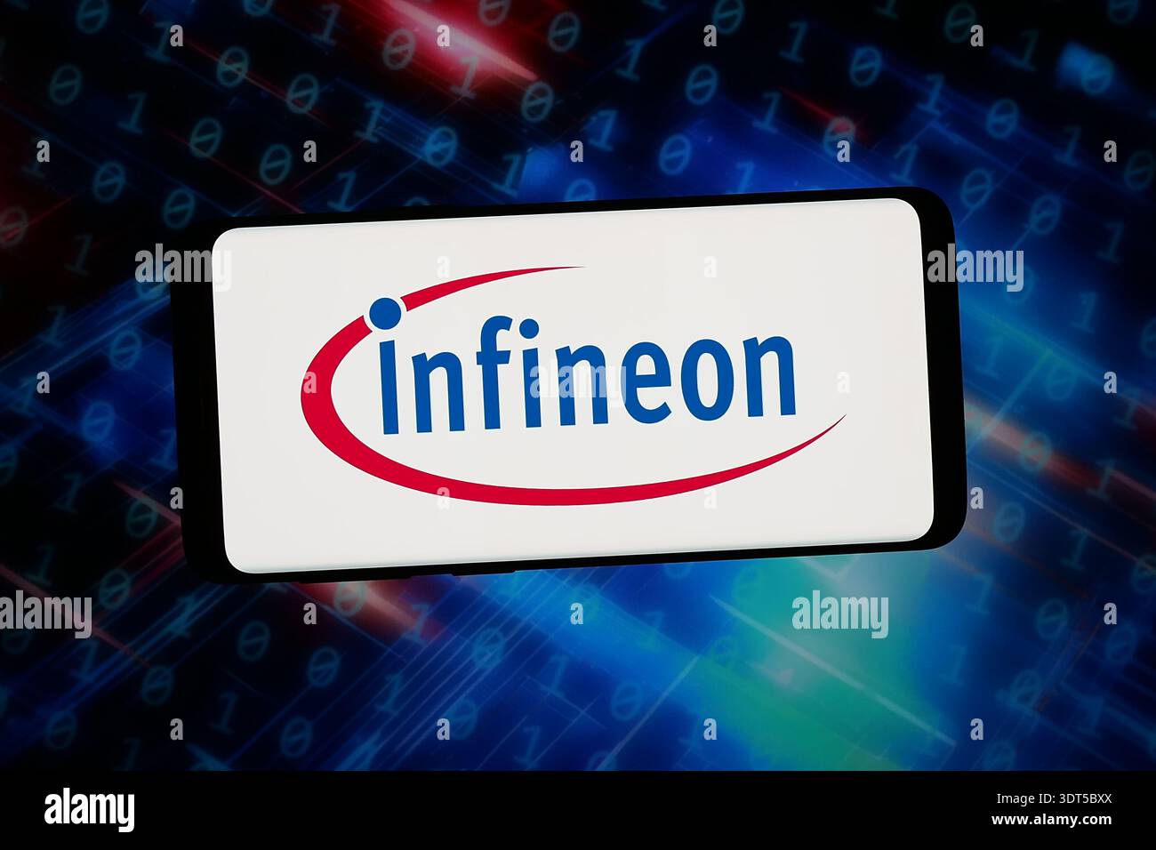 Stuttgart, Deutschland - 02.12.2026: In dieser Fotoabbildung ist das Logo der deutschen Infineon Technologies AG auf einem Smartphone zu sehen Stockfoto